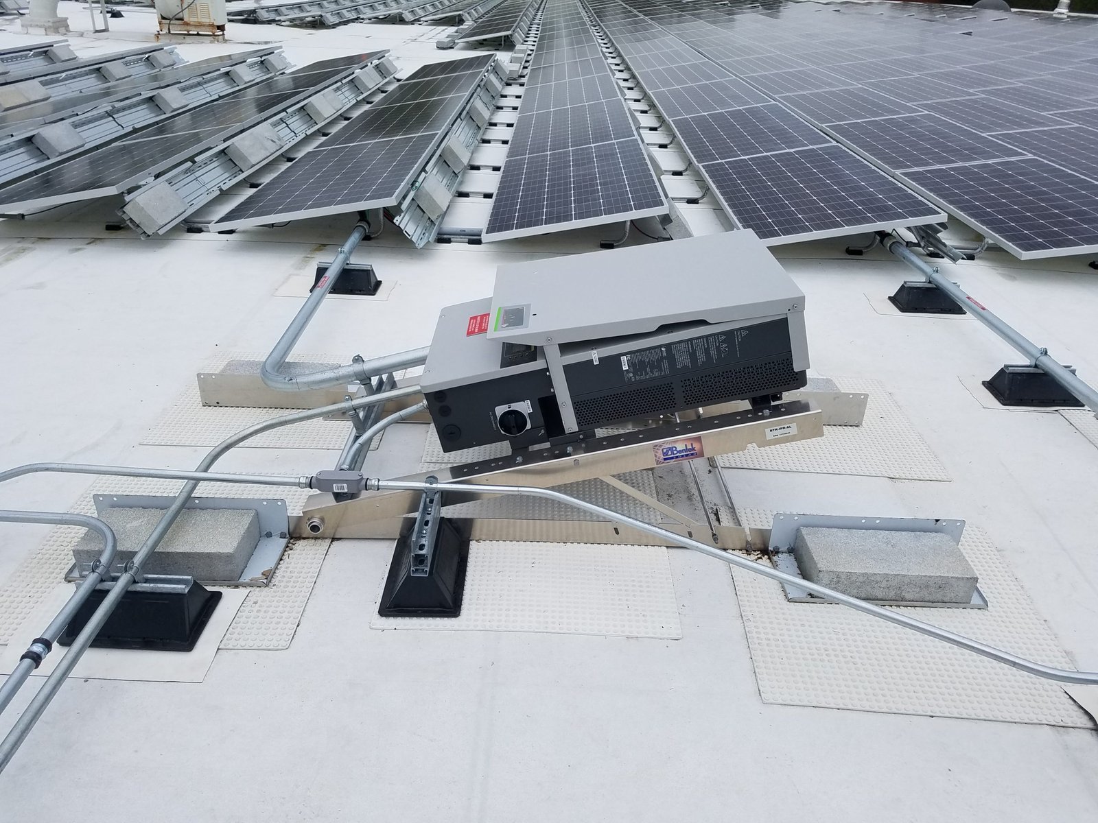 You are currently viewing Powering Tomorrow: A Guide to Solar Inverter Replacement and Seamless PV Inverter Installation